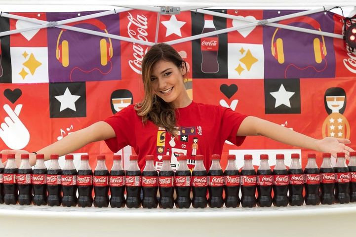 Промоутър на Алита Ивент на кампания на Coca-Cola