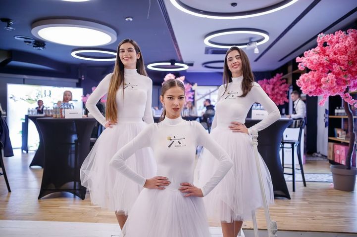 Хостеси на Алита Ивент в бели рокли на корпоративно събитие