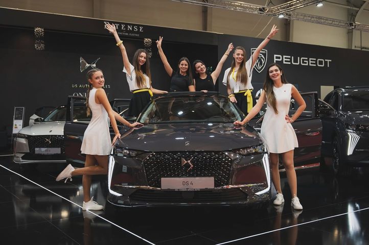 Хостеси на Алита Ивент на щанд на DS Automobiles на автосалон