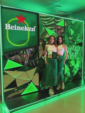 Промоутъри на Алита Ивент на щанд на Heineken