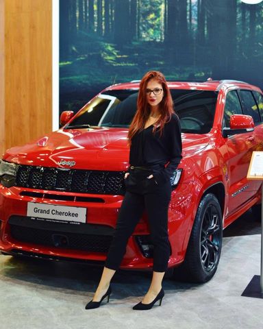 Хостеса на Алита Ивент на щанд на Jeep
