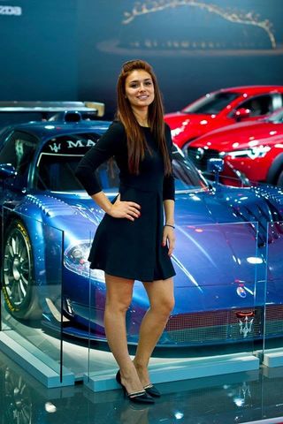 Хостеса на Алита Ивент на щанд на Maserati