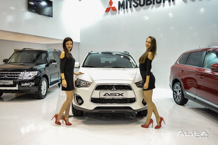 Хостеси на Алита Ивент на щанд на Mitsubishi на автосалон