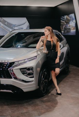 Хостеса на Алита Ивент на щанд на Mitsubishi
