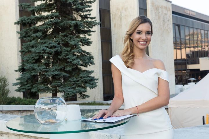 Хостеса на Алита Ивент на открито събитие